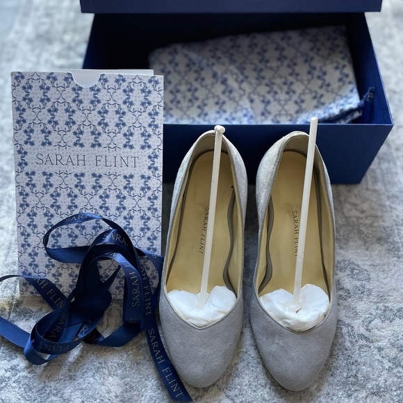 Perfect Round Toe Pump 70 IT 34.5 - US 4.5 / Light Gray Suede - Picture 3 of 9